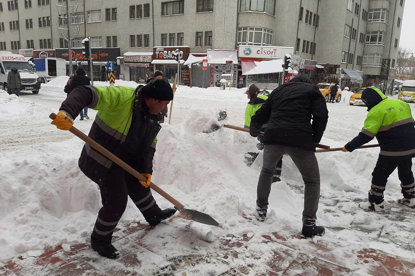 Van'da yoğun kar yağışı hayatı olumsuz etkiliyor